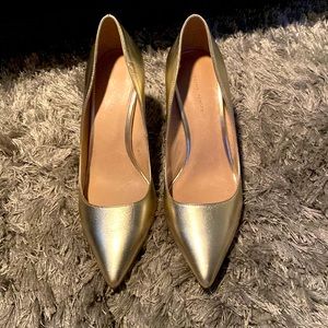 Gold metallic pumps